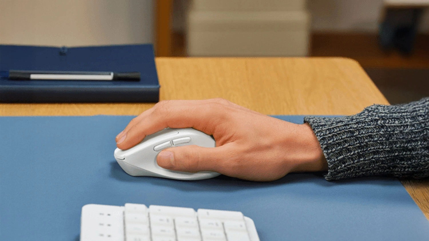 Ruka drží PC myš Trust Niven Comfortable bočný pohľad