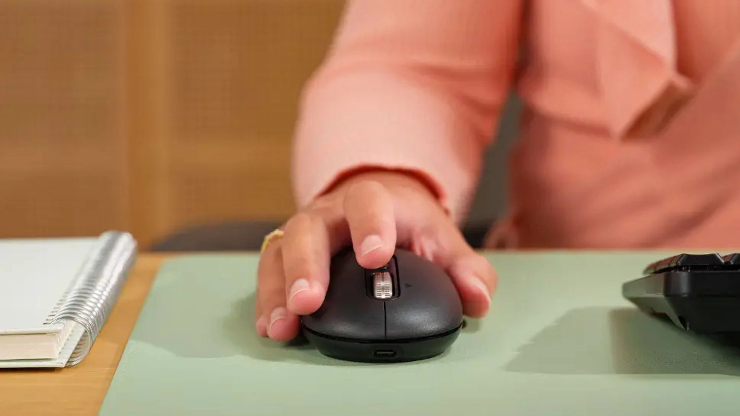 Ruka drží PC myš mini Trust Seron Slim Black