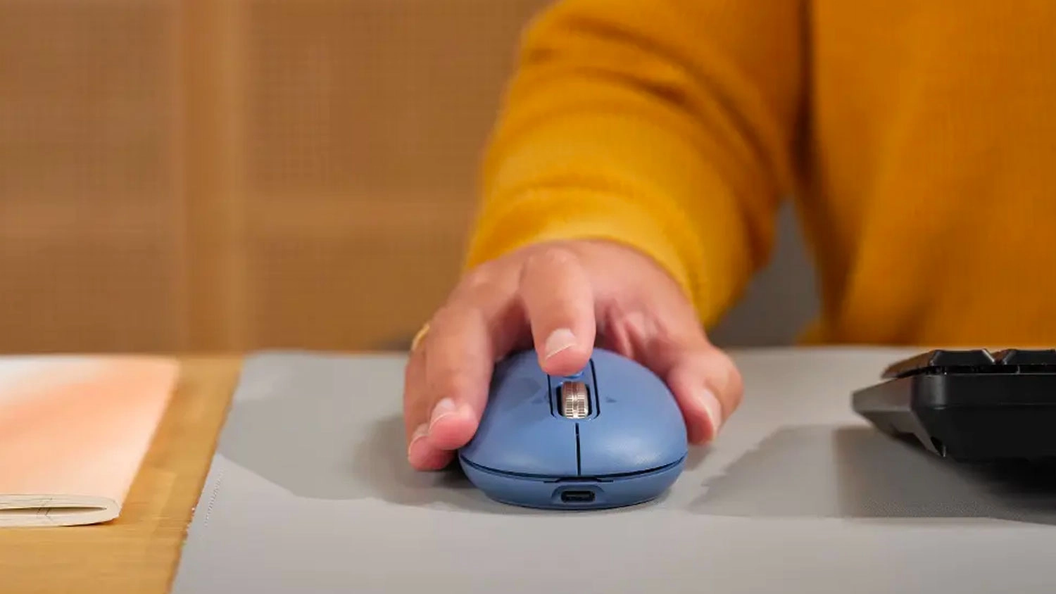 Ruka drží PC myš mini Trust Seron Slim Blue