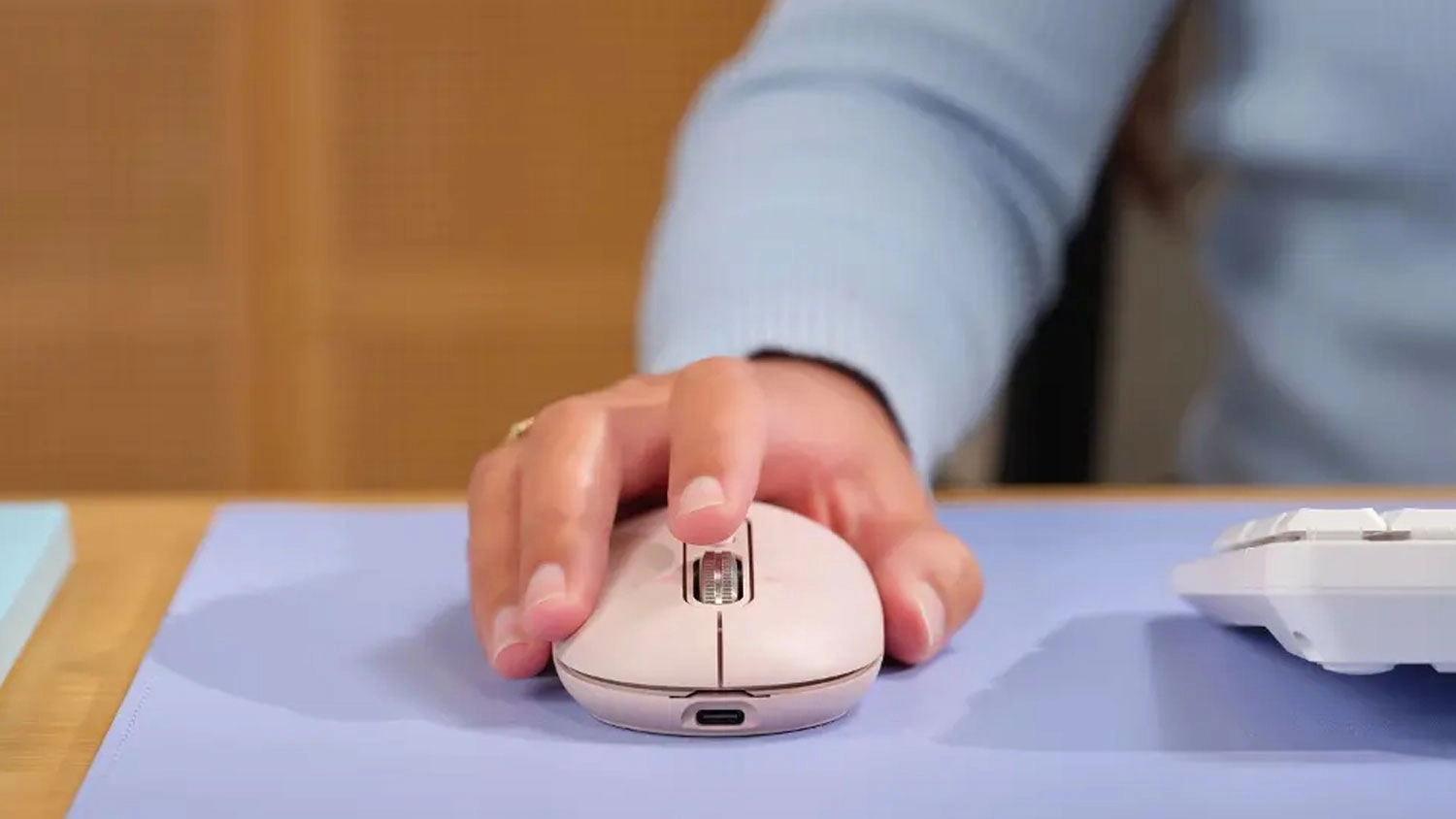 Ruka drží PC myš mini Trust Seron Slim Pink