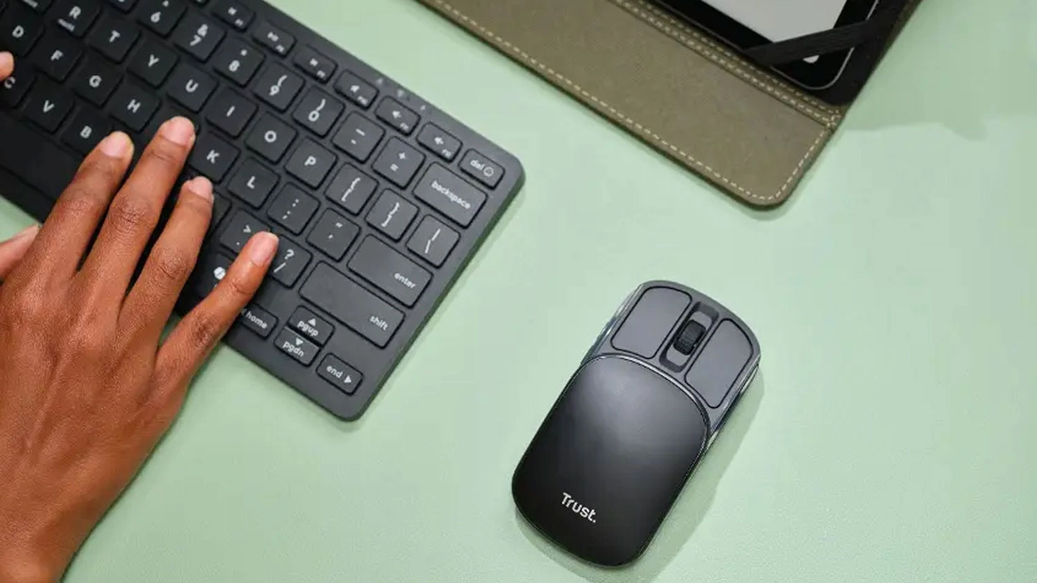 PC myš mini Trust Zylo Foldable Pocket položená na stole
