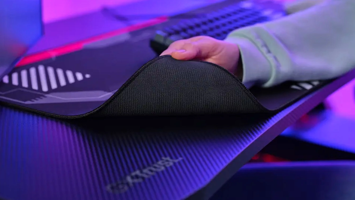 Spodný otočený roh podložky pod klávesnicu a myš Trust GXT 759 XXL