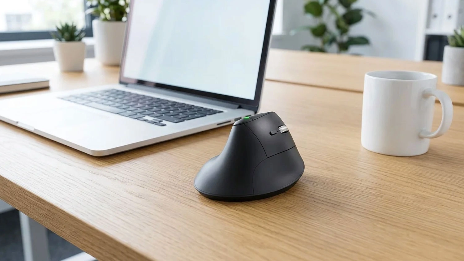 Černá ergonomická myš Trust Vyran Hyperscroll položená na dřevěném stole.