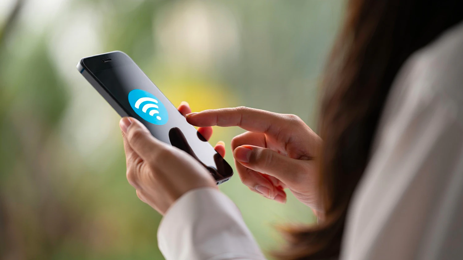 Žena s telef&oacute;nom so symbolom Wi-Fi