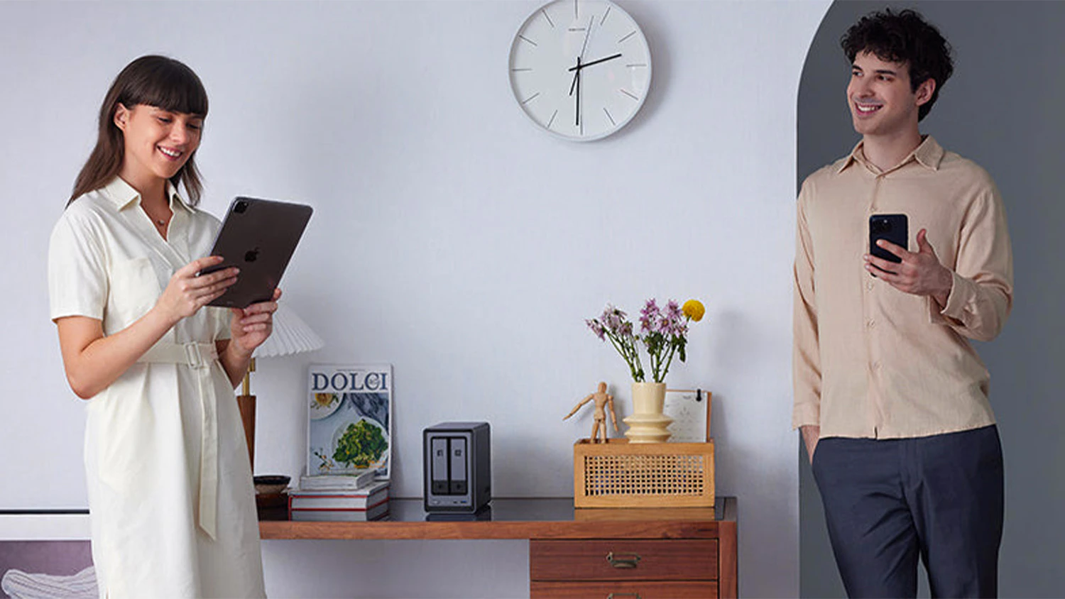 Lid&eacute; stoj&iacute;c&iacute; kolem datov&eacute;ho &uacute;loži&scaron;tě UGREEN NASync DXP2800