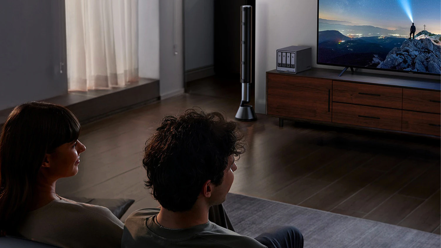 Datov&eacute; &uacute;loži&scaron;tě UGREEN NASync DXP4800 Plus vedle televize