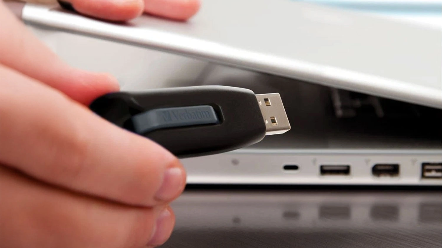 Ruka d&aacute;v&aacute; disk Verbatim 32 GB USB do notebooku