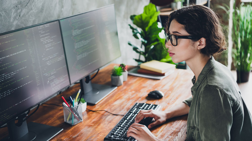 Žena pracující na dvou monitorech_02