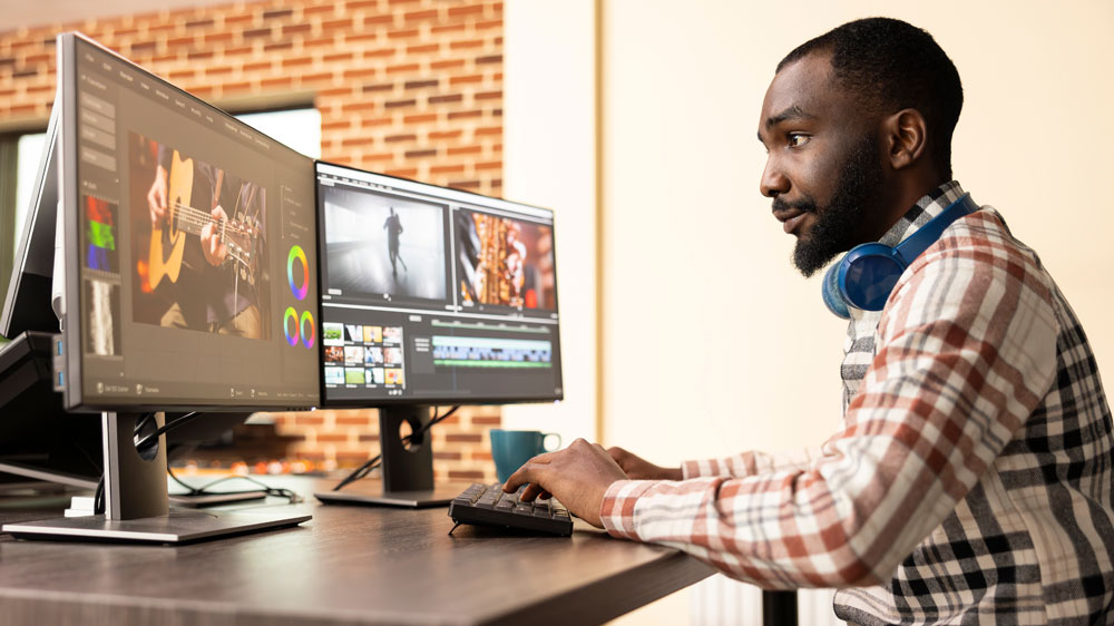 Muž pracující na dvou monitorech_04