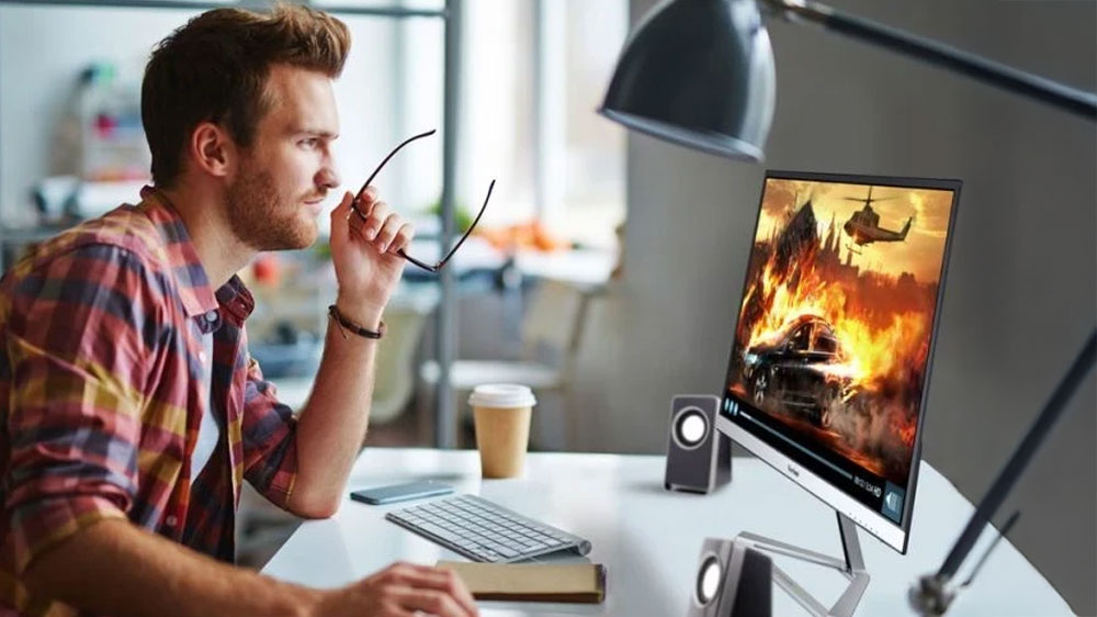 Muž pracující u LED monitoru ViewSonic VX2476-SMH_03