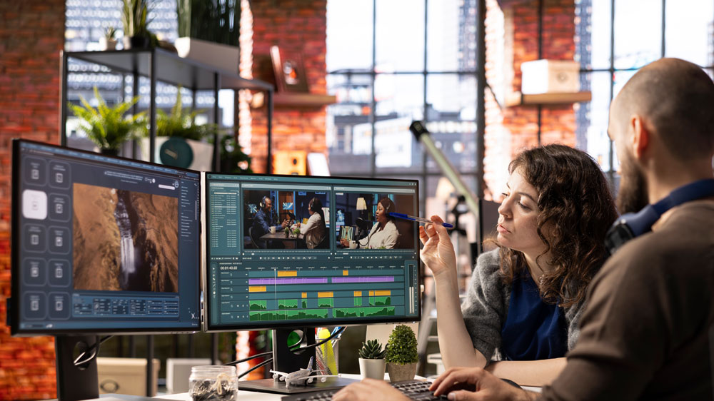 Muž a žena pracující u monitorů_04