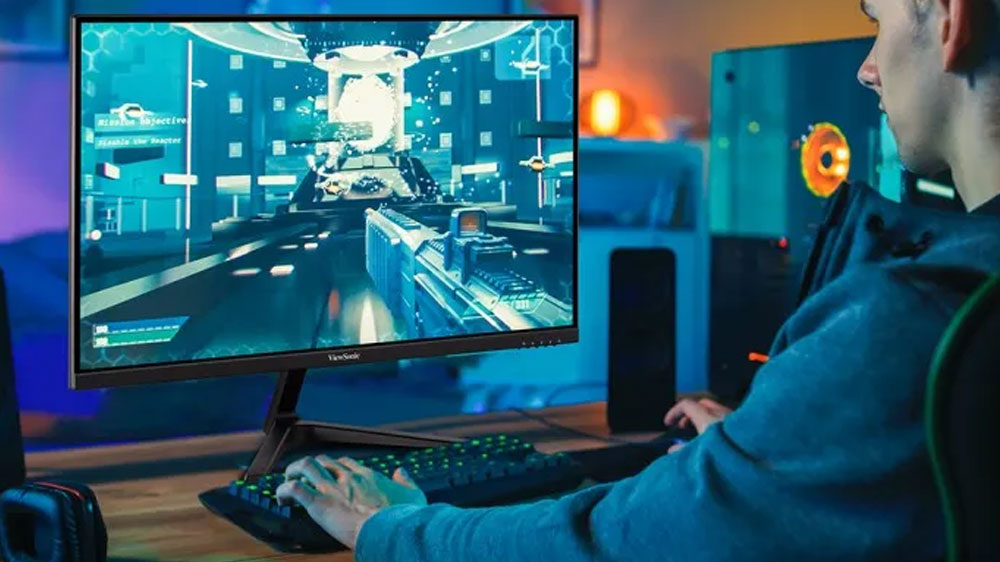 Muž hraje hry na monitoru_03