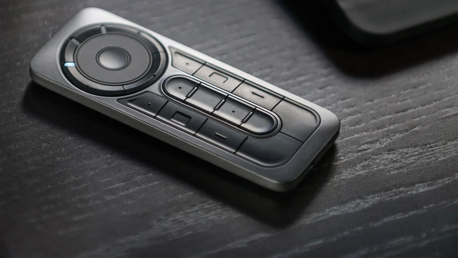 D&aacute;lkov&yacute; ovladač Wacom ExpressKey Remote Accessory položen&yacute; na stole