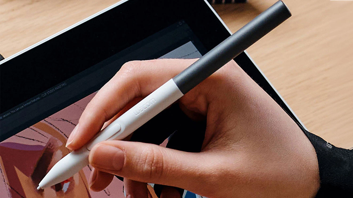 Ruka držící pero Wacom One Standard u tabletu