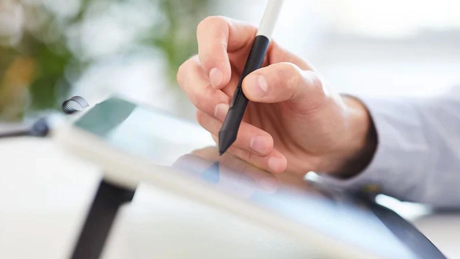 Dotykov&eacute; pero Wacom kresl&iacute;c&iacute; na tabletu