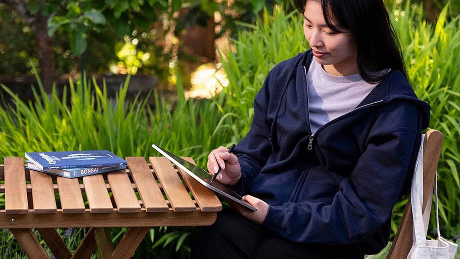 Žena používající tablet Wacom