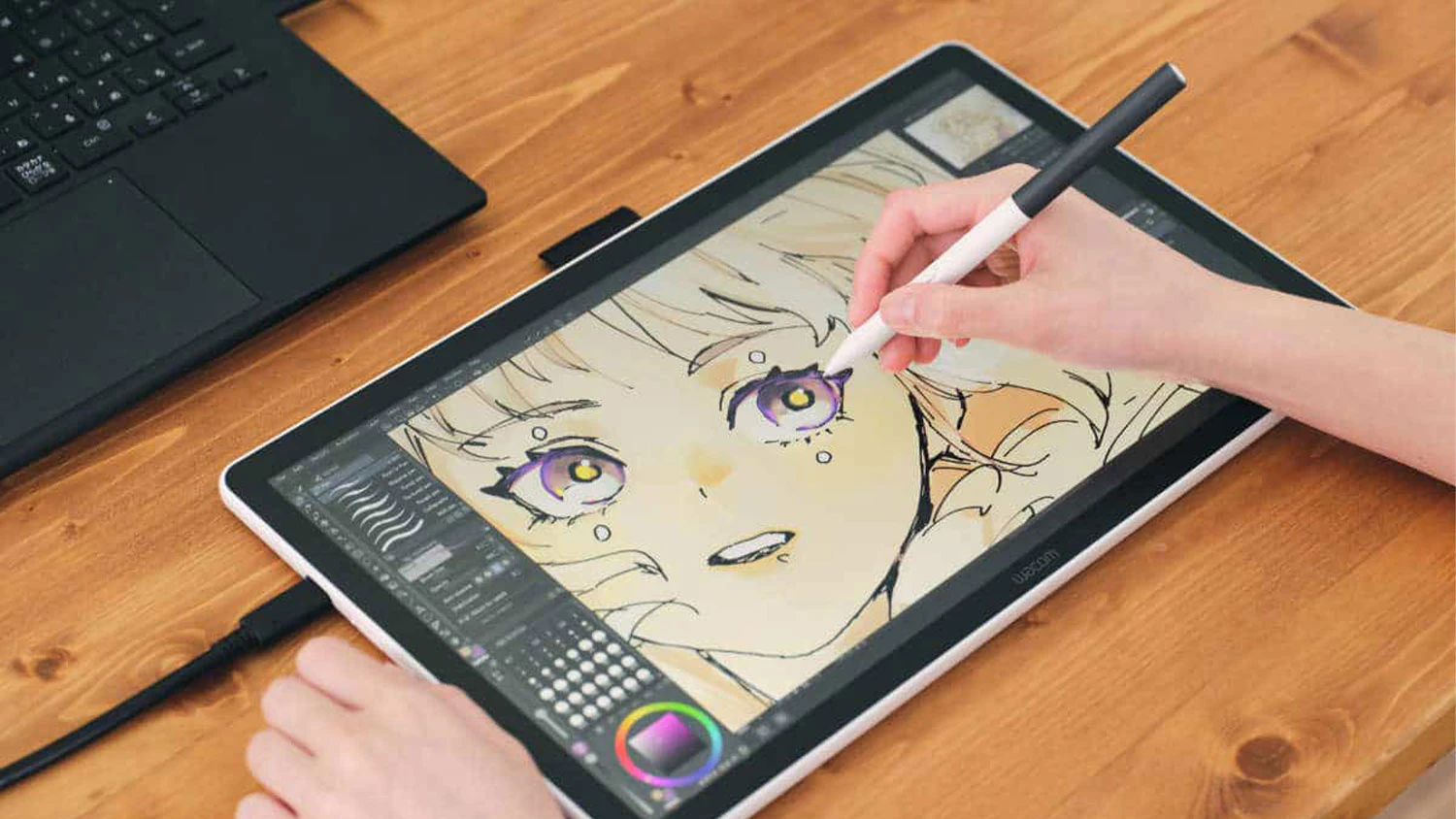 Stůl s tabletem Wacom One 14 a ruka drž&iacute;c&iacute; pero