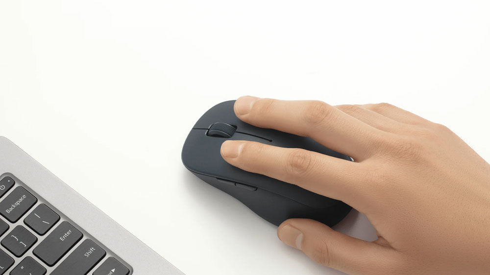 Bezdrátová myš Xiaomi Dual-mode Wireless Mouse 2 Black s rukou_02