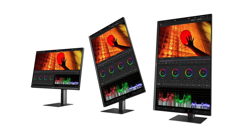 Tři monitory Xiaomi A27Ui v různých úhlech_04