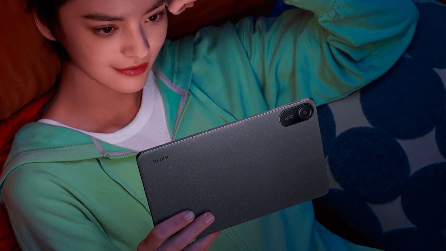 Žena drží tablet Xiaomi Redmi Pad 2 4/256GB Mint Green