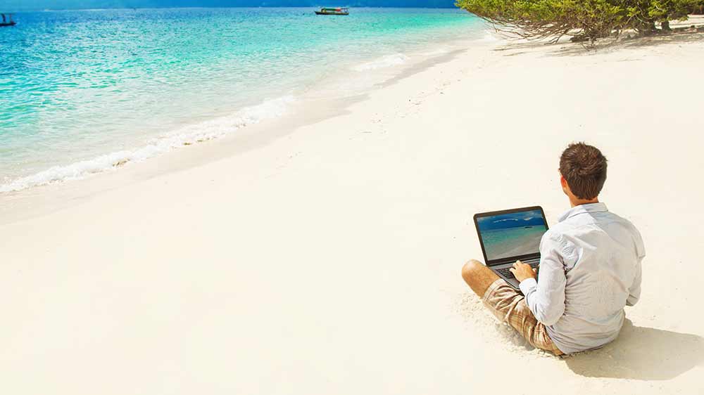 Muž na pláži s notebookem_02