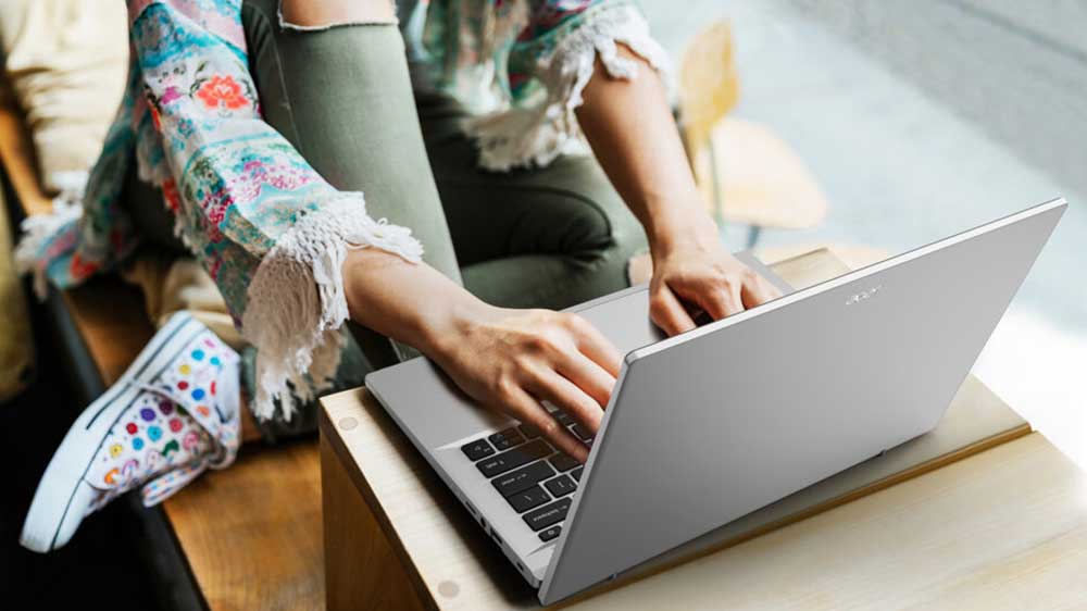 Žena pracující na Acer Swift Go 14 SFG14-72-771B_03