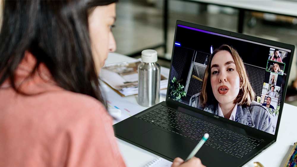 Žena při videohovoru na Acer Swift Edge 16_02