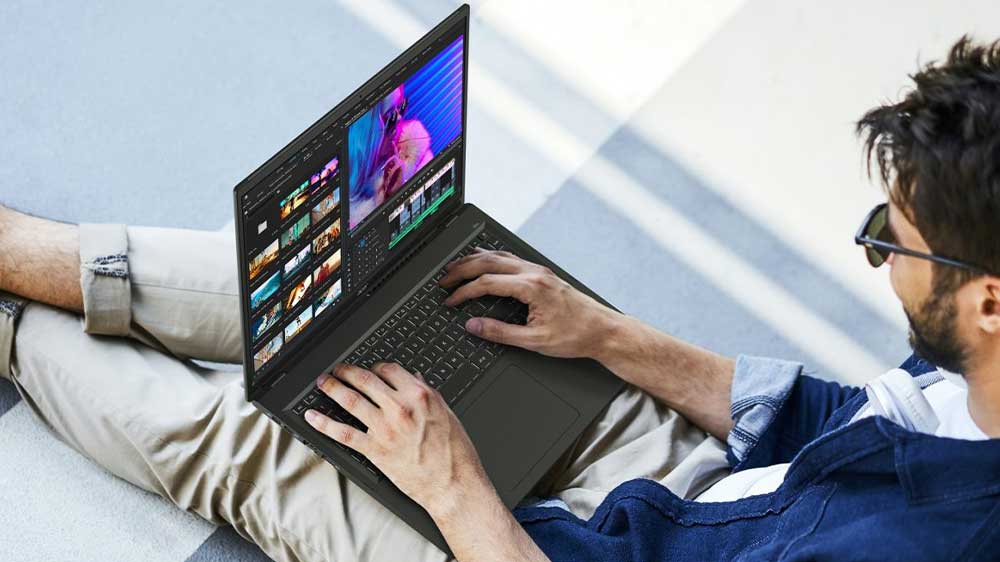 Muž s Acer Swift Edge 16_03