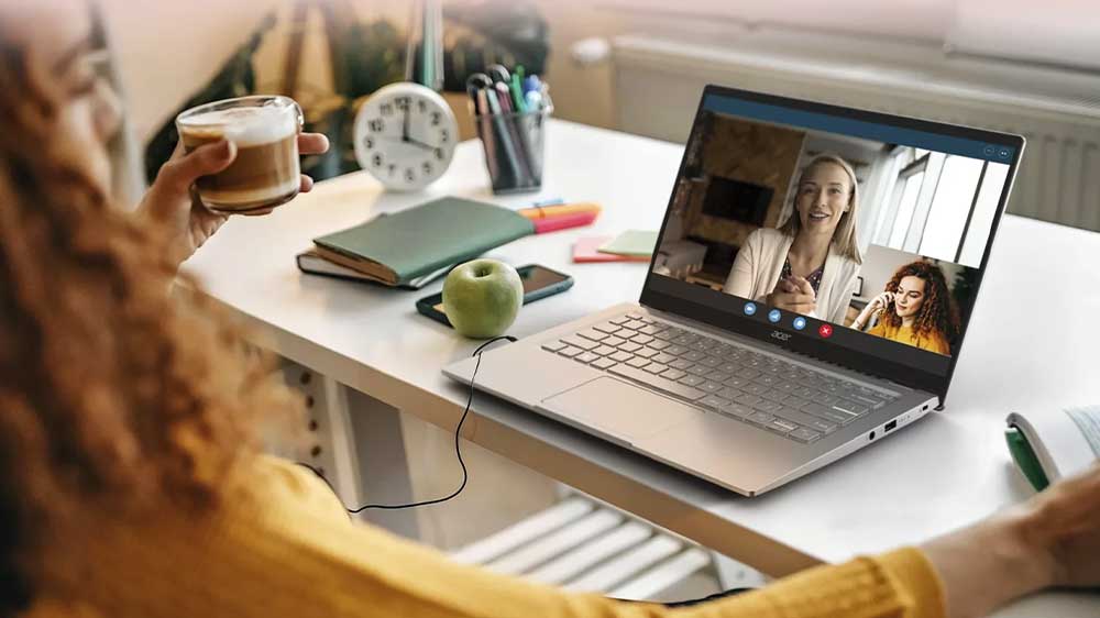Žena při videohovoru na Acer Swift Edge 16_04