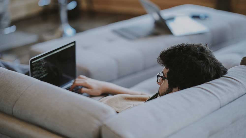 Osoba na pohovce s TravelMate P2 16_03