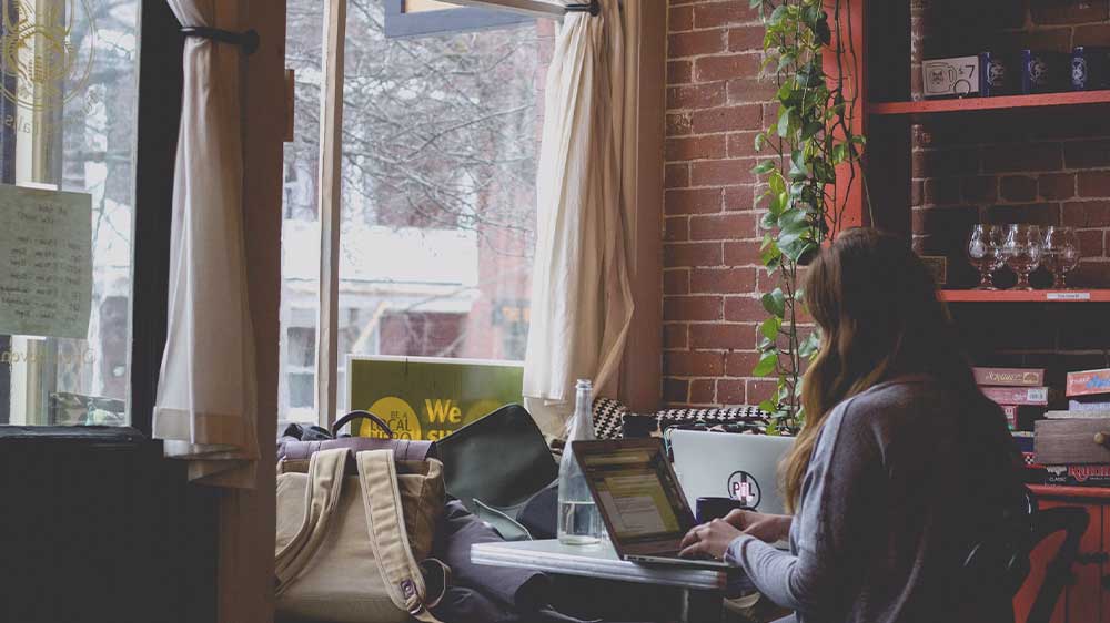 Žena v kavárně s TravelMate P2 16_04