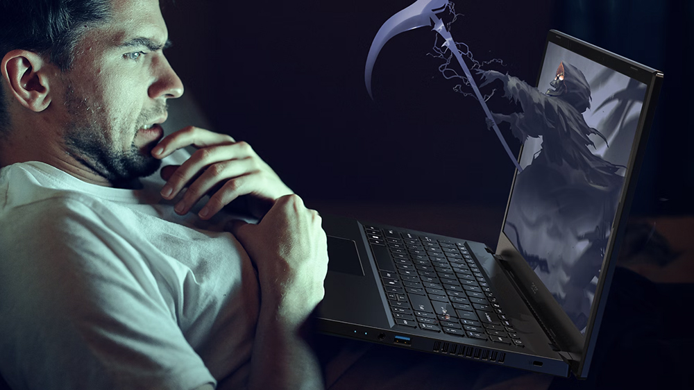 Muž kouká na film na notebooku Acer Aspire 3D_02