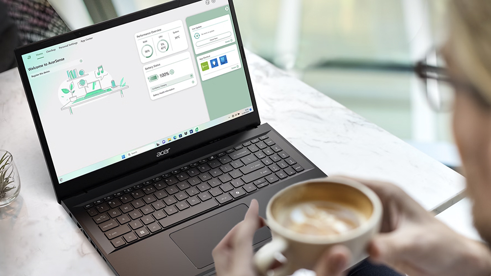 Žena pije kávu u práce na notebooku Acer_04