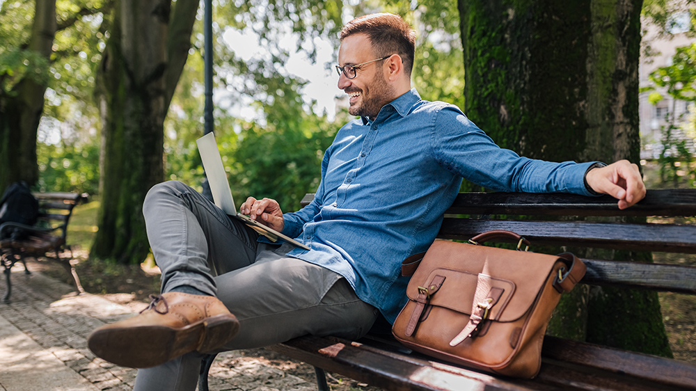 Muž pracuje v parku v notebooku Acer Chromebook 314_04
