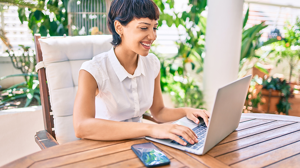 Žena pracuje na slunné terase na Chrombooku Acer 314_03
