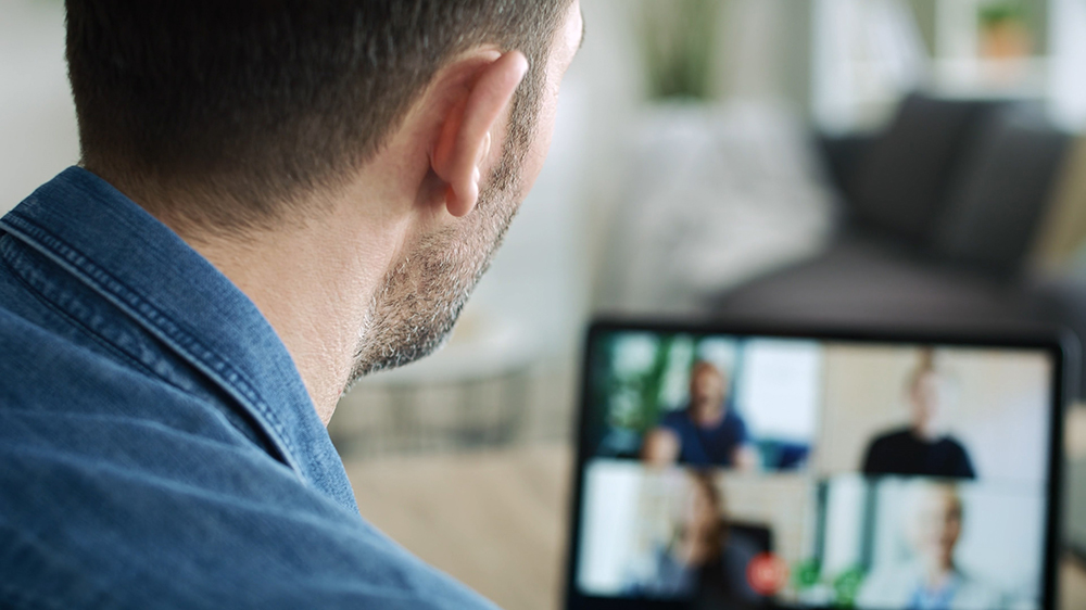 Muž má firemní online meeting na notebooku Acer_05