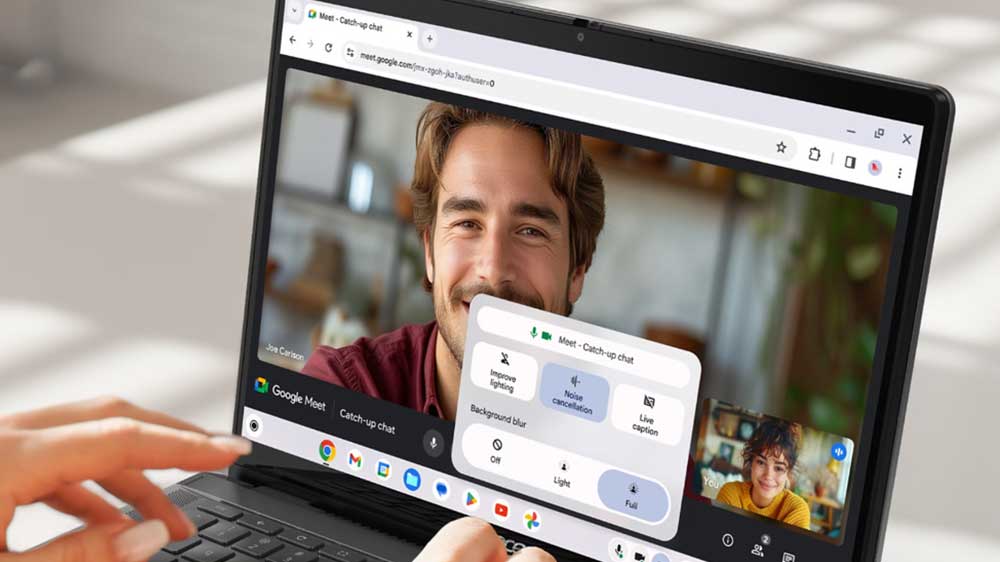 Žena má videohovor s mužem přes webkameru u notebooku Acer Chromebook Plus Spin 514_04