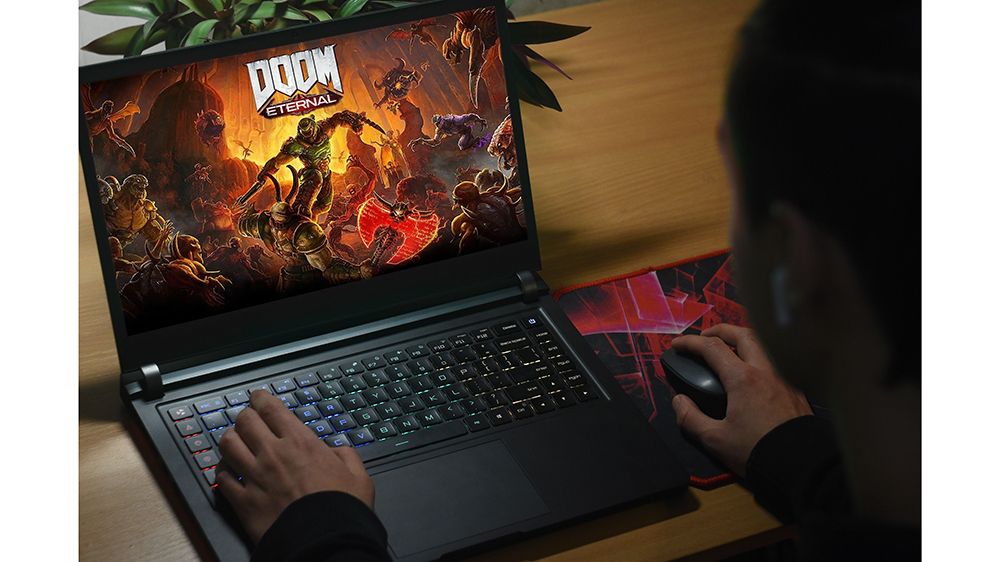 Mladý hráč paří hru Doom na notebooku Acer Nitro V 16 NH.QP1EC.003_02