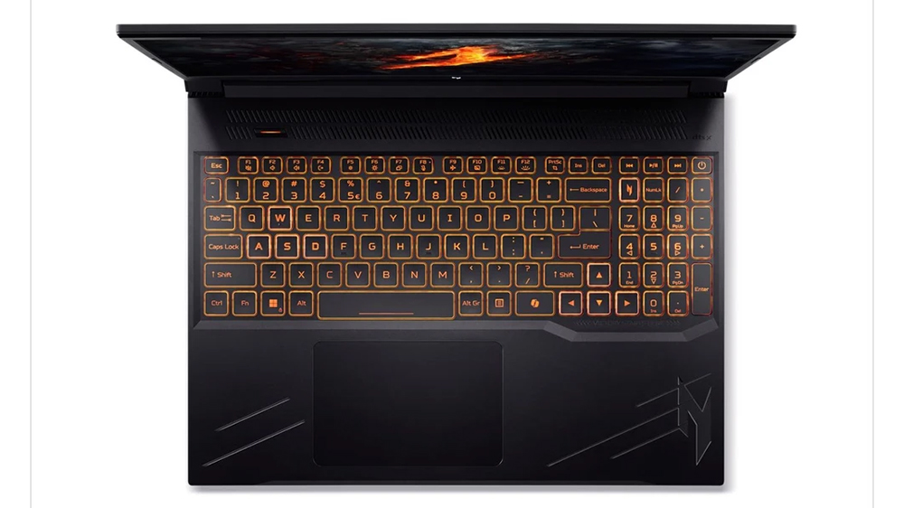 Pohled shora na podsvícenou klávesnici notebooku Acer Nitro V 16 NH.QP1EC.003_04