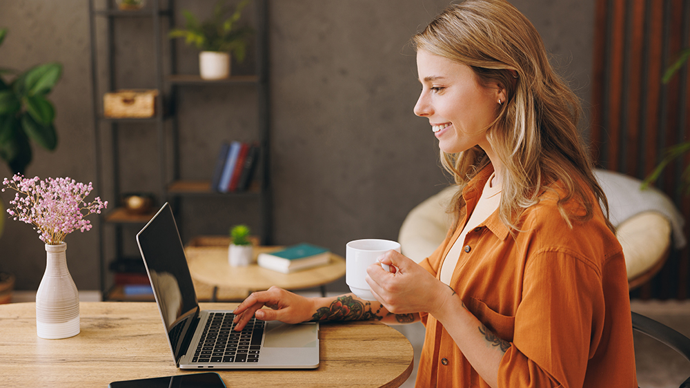 Mladá usměvavá žena v kancelář pracuje na notebooku Acer Swift 14 AI (NX.KZXEC.002)_05