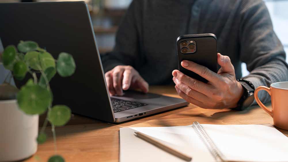 Muž pracujúci na notebooku_02