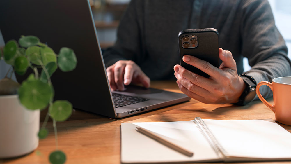 Muž pracujúci na notebooku_02