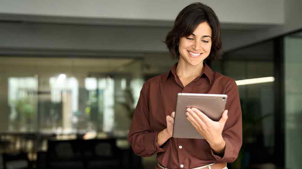 Žena pracující na tabletu_02