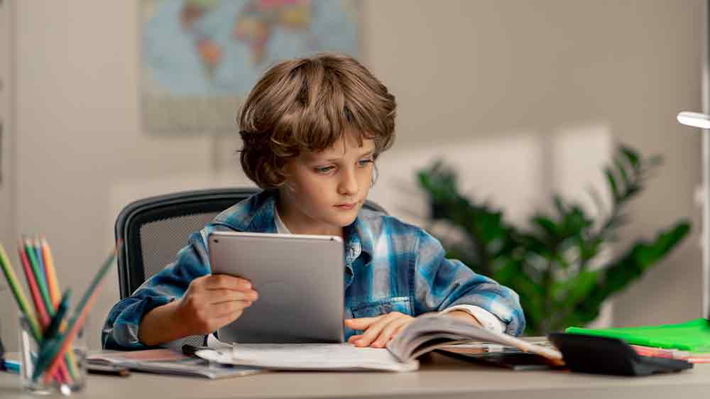 Dítě s tabletem v ruce_03