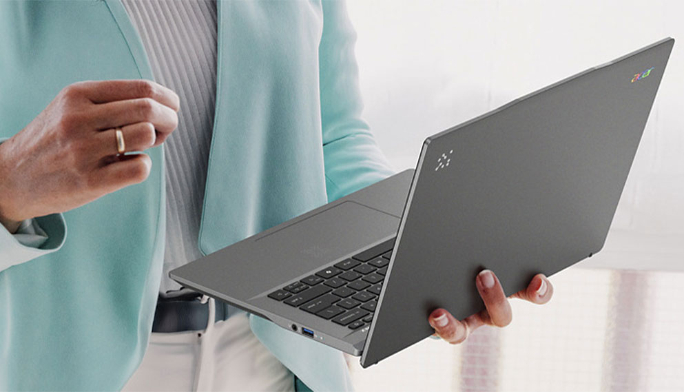 Žena drží notebook Acer_04