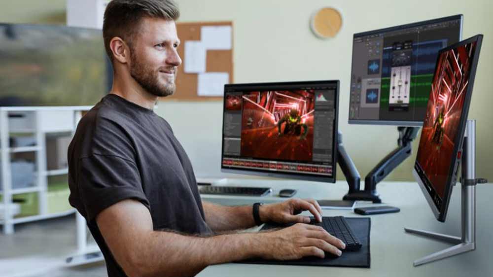 Muž pracuje na počítači Acer_02