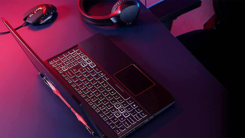 Herný notebook Acer Nitro V 15 na stole s myšou a slúchadlami_02