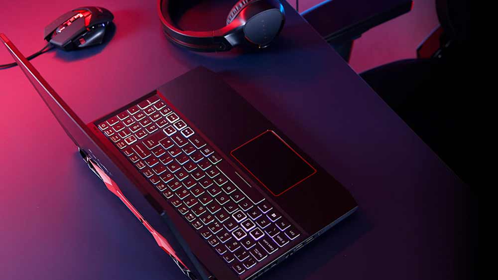 Herný notebook Acer Nitro V 15 na stole s myšou a slúchadlami_02