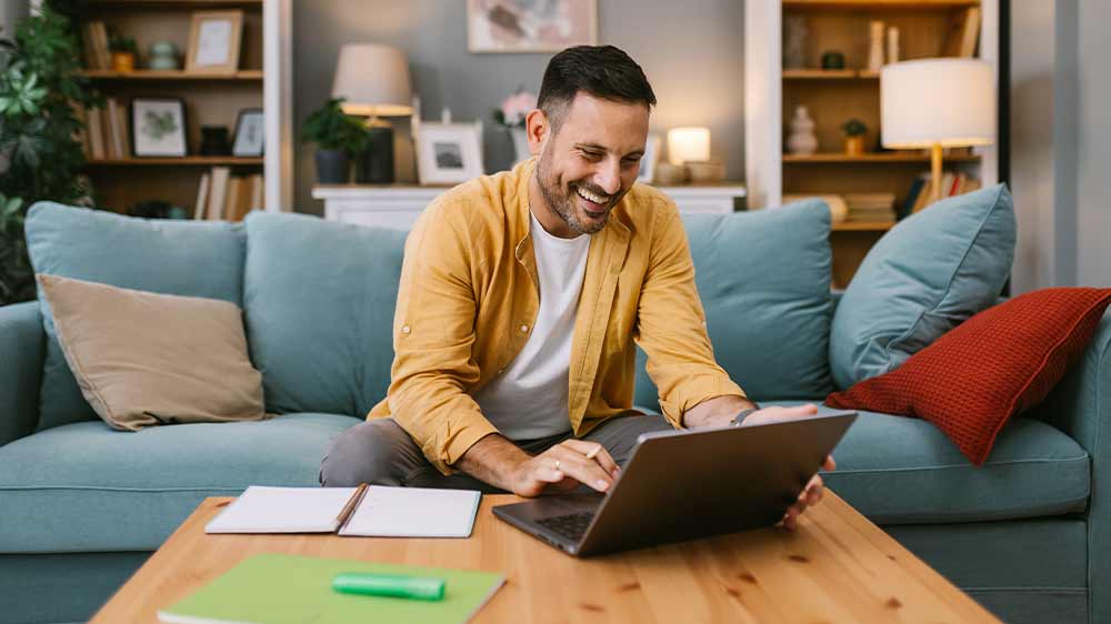 Muž pracujúci na notebooku_02