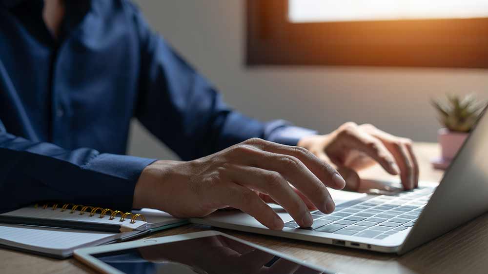 Človek píšuci na notebooku_03